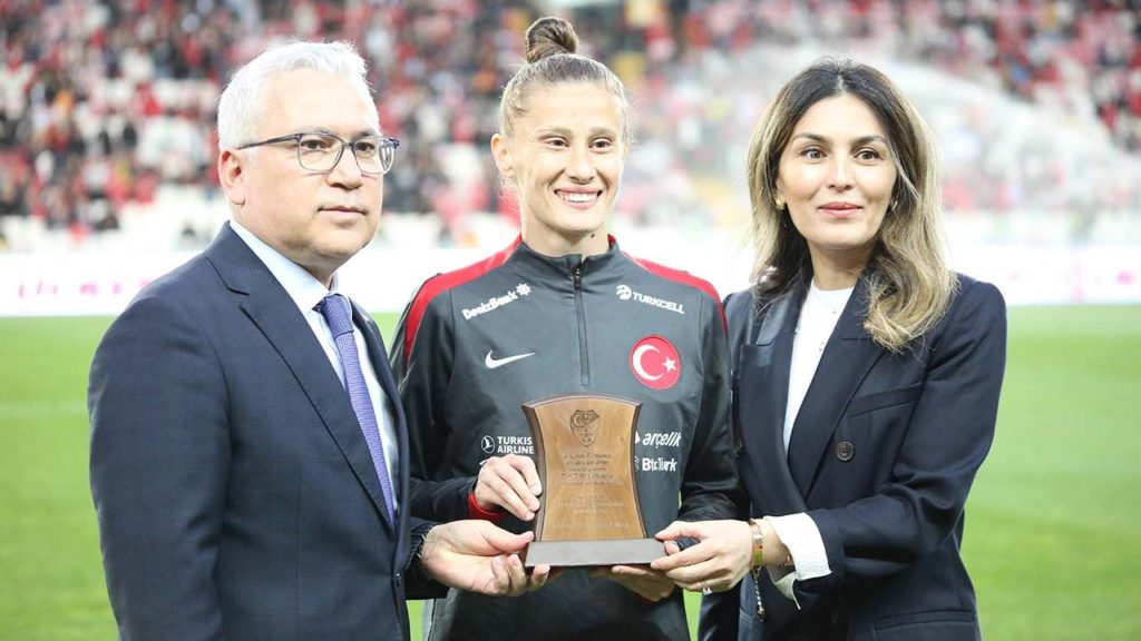 100. Kez Forma Giyen A Milli Kadın Futbolculara Plaket Verildi