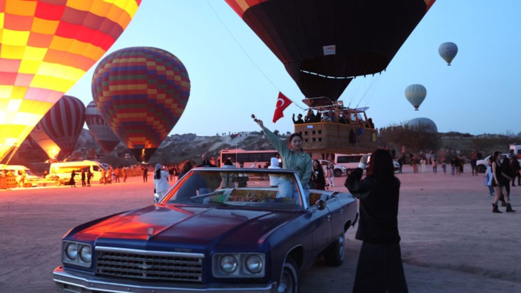 Kapadokya’da 23 Nisan Coşkusu: Balonlar Türk Bayraklarıyla Gökyüzünde