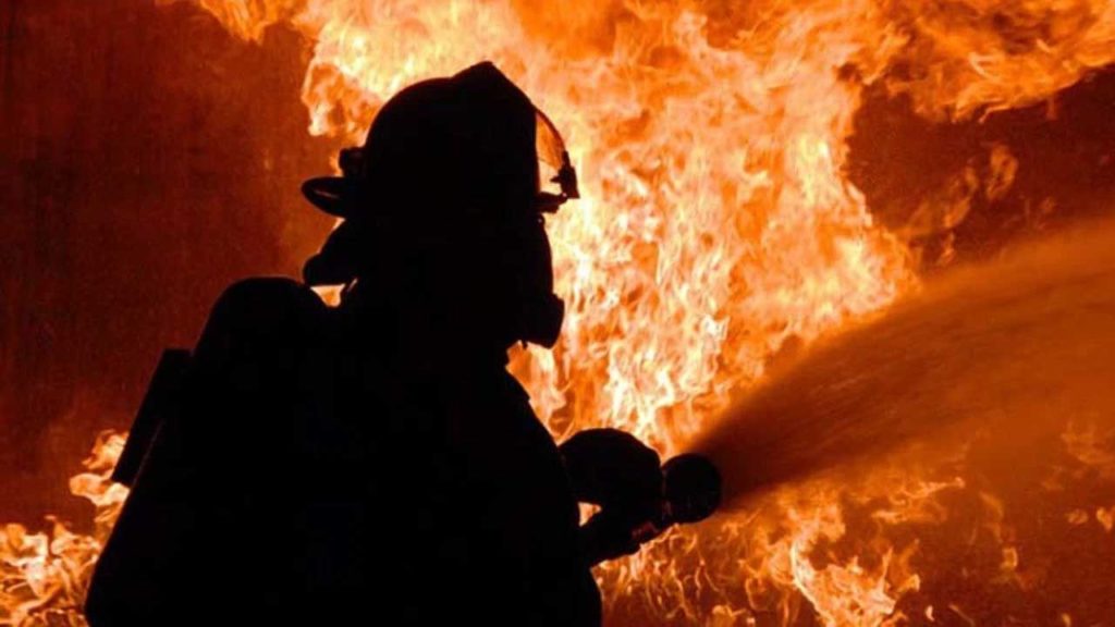 Kastamonu Karakuz Köyünde Yangın: 3 Ev ve 3 Ahır Zarar Gördü