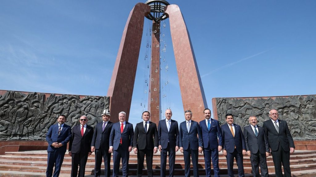 Numan Kurtulmuş, Kırgızistan’da Ata-Beyit Ulusal Tarih ve Anıt Kompleksi’ni Ziyaret Etti