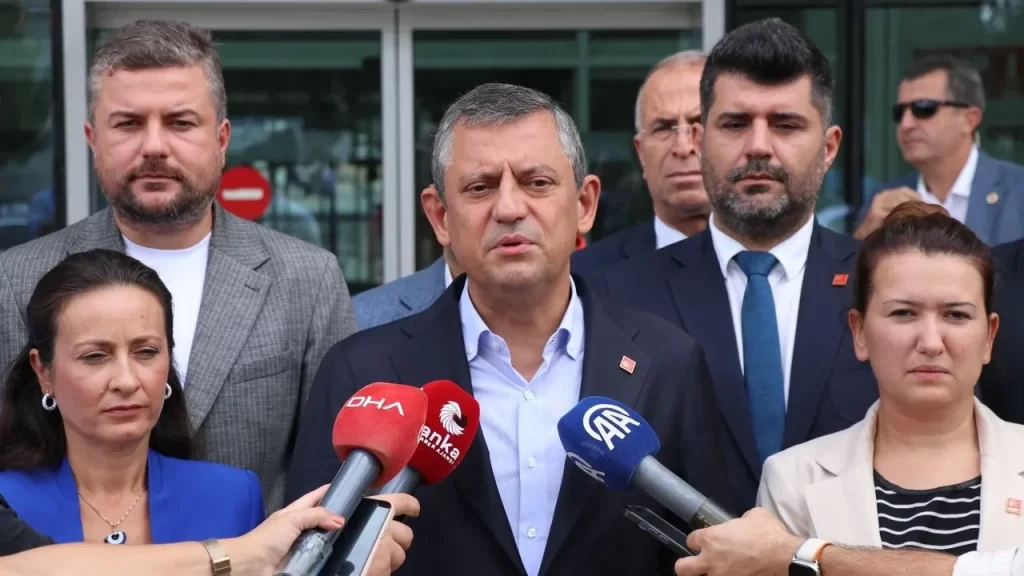 Özgür Özel, Ekrem İmamoğlu’nu Cezaevinde Ziyaret Etti