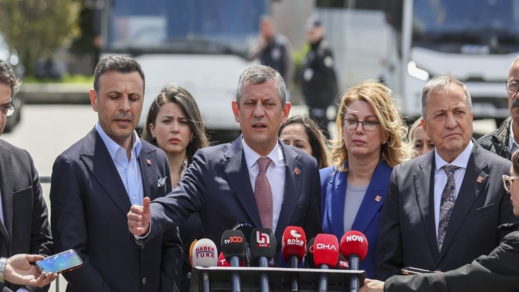 Özgür Özel, Zafer Partisi Lideri Ümit Özdağ’ın Duruşmasına Katıldı