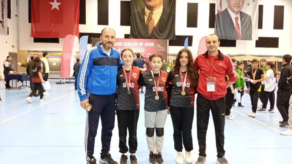 Celal Bayar Ortaokulu’ndan Floor Curling’de Büyük Başarı