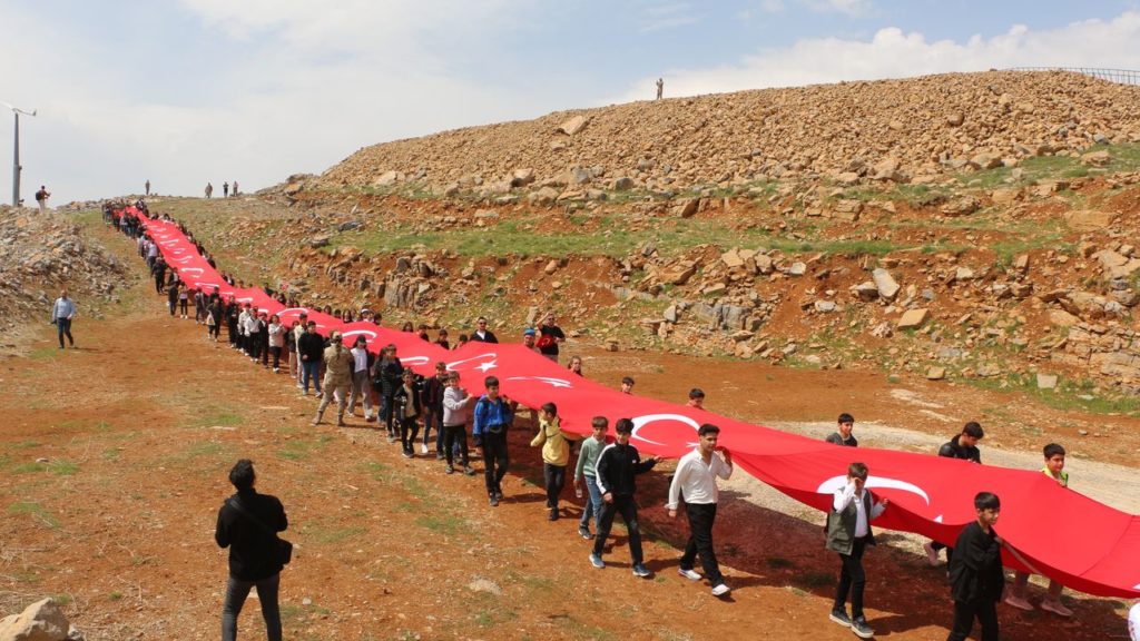 Cudi Dağı’nda 105 Çocuk, 105 Metre Türk Bayrağıyla Yürüdü