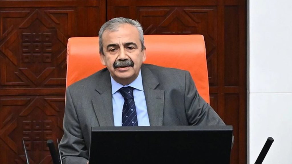 Sırrı Süreyya Önder Hastaneye Kaldırıldı: Kalp Krizi Geçirdi