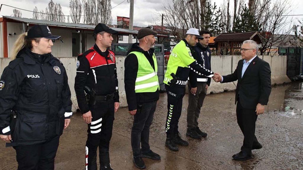 Sivas Valisi Yılmaz Şimşek’ten Güvenlik Uygulama Noktasına Ziyaret