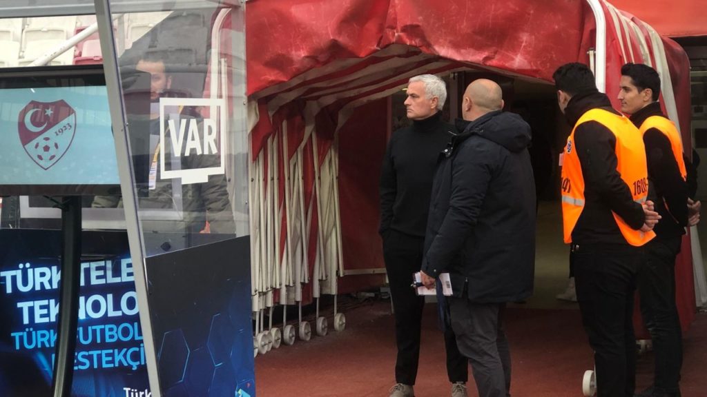 Sivasspor – Fenerbahçe Maçında Zemin Kontrolü