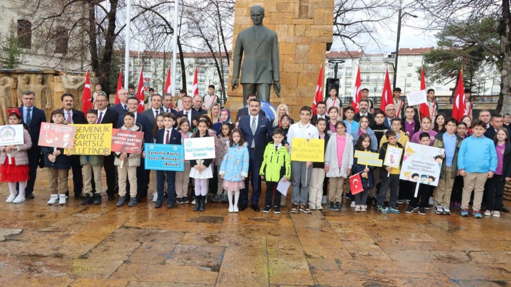 Sivas’ta 23 Nisan Ulusal Egemenlik ve Çocuk Bayramı Çelenk Sunma Töreni Düzenlendi