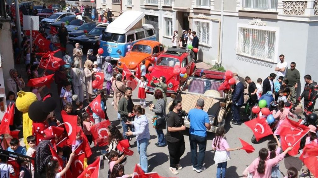 Muhtardan Çocuklara 23 Nisan’da Araç Konvoyu Sürprizi