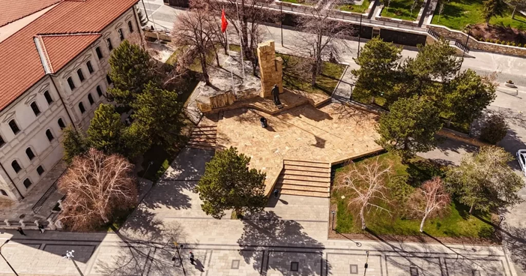 Sivas’ta Anıtın Zemin Yenileme Çalışmaları Başladı