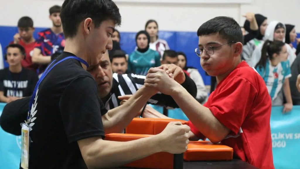 Sivas’ta Gençler Bilek Güreşi Grup Müsabakaları