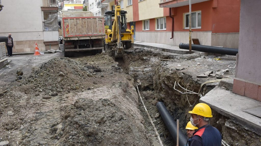 Sivas’ta İçme Suyu Hattı Çalışması Nedeniyle Trafik Tek Şeride Düştü
