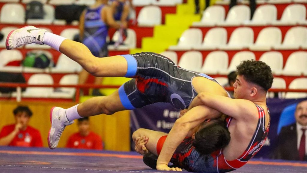 Sivas’ta İşitme Engelliler Güreş Türkiye Şampiyonası Başladı