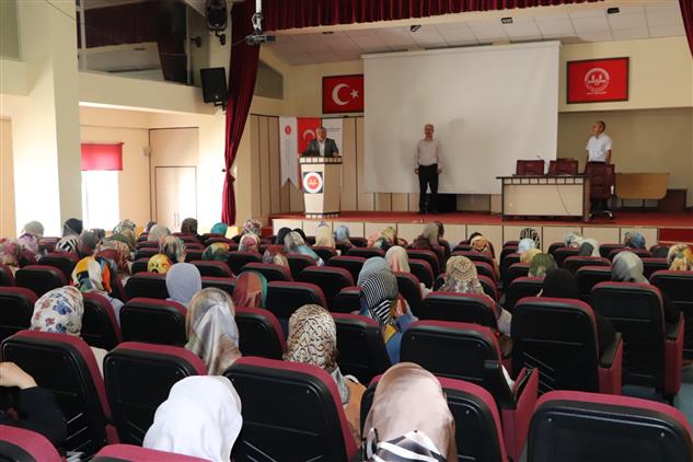 Sivas’ta Kur’an Kursu Öğreticilerine Bilgilendirme Toplantısı