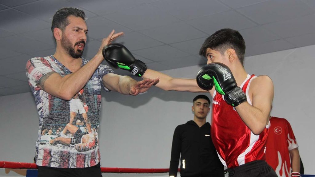 Sivas’ta Okul Sporları Boks İl Birinciliği Müsabakaları