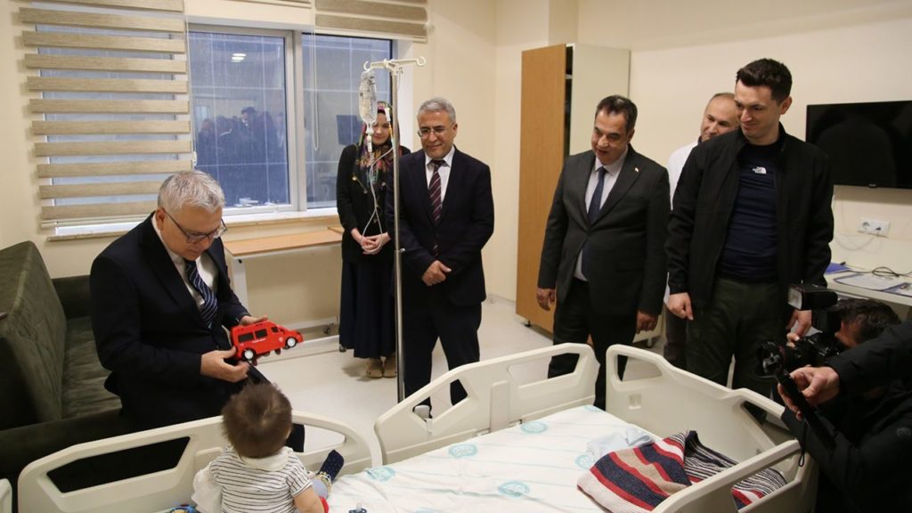 Vali Yılmaz Şimşek’in Çocuk Acil Servisi Ziyareti