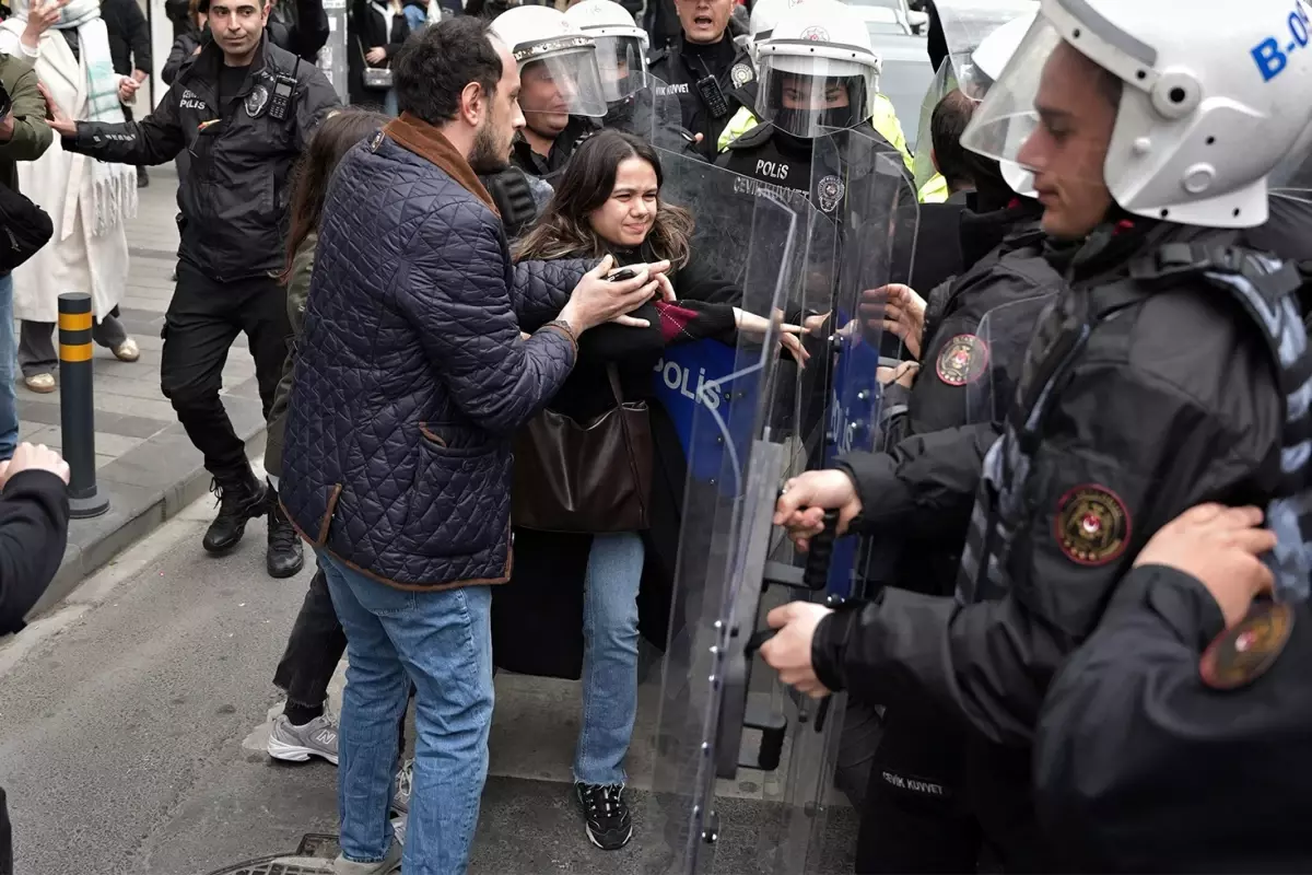 1 Mayıs Emek ve Dayanışma Günü’nde Güvenlik Güçleri ve Vatandaşlar Arasındaki Yoğunluk