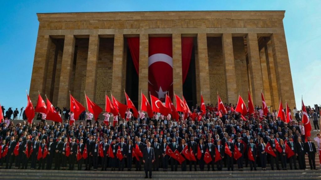 19 Mayıs Atatürk’ü Anma, Gençlik ve Spor Bayramı Türkiye’de Coşkuyla Kutlanıyor
