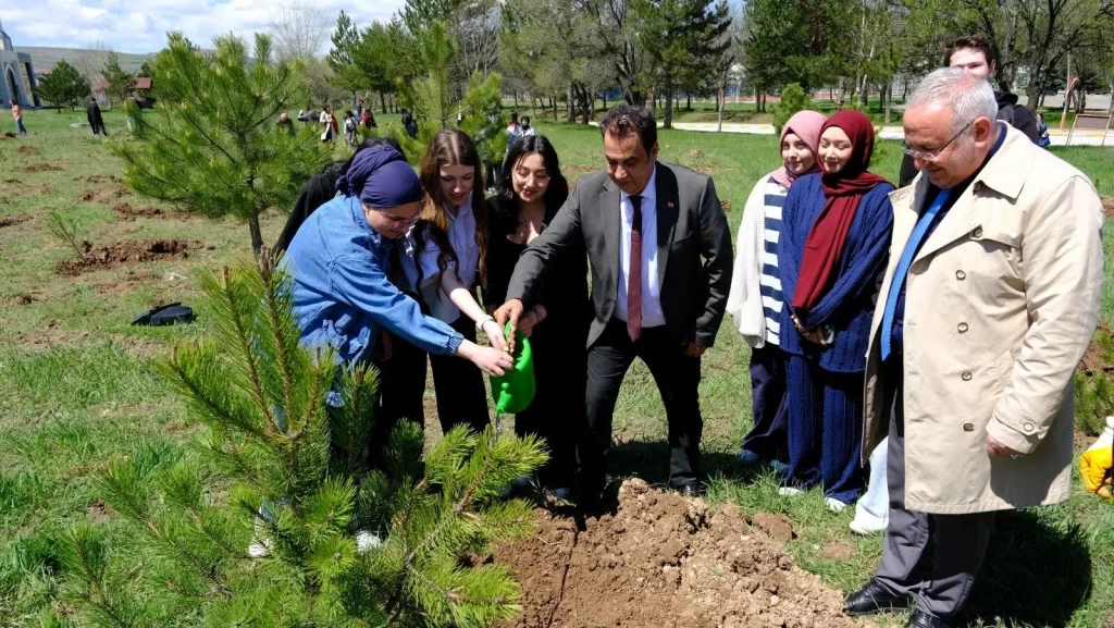 Sivas Cumhuriyet Üniversitesi Yabancı Diller Yüksekokulu’ndan Fidan Dikimi Etkinliği
