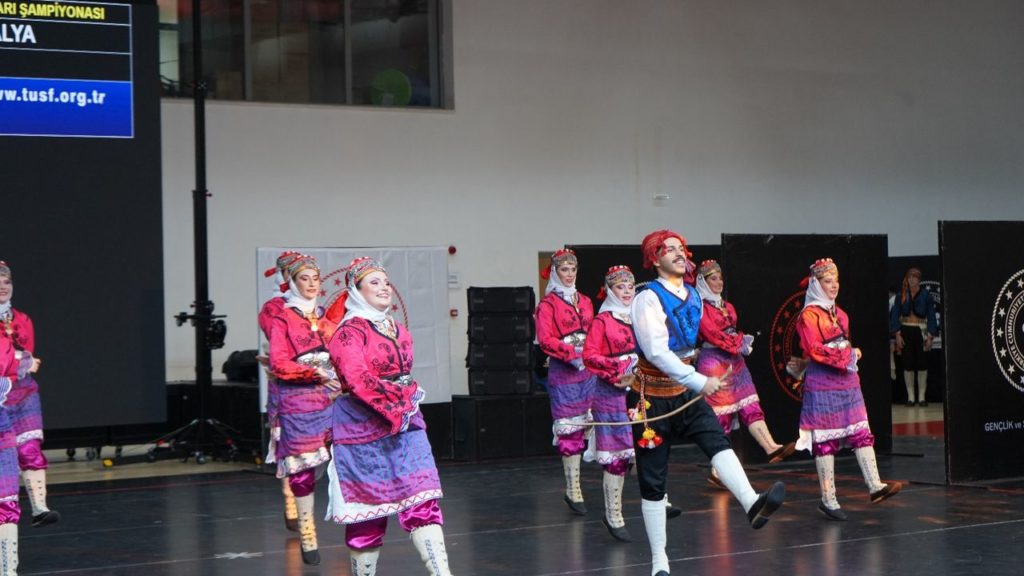 Antalya’da Üniversiteler Halk Dansları Şampiyonası Heyecanı