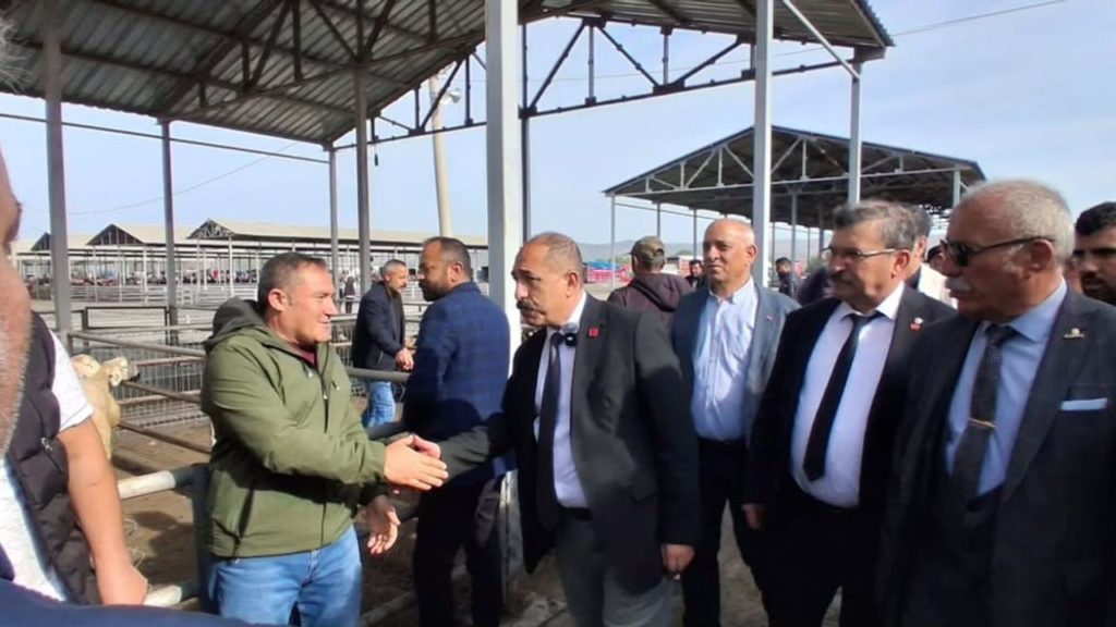 CHP Sivas İl Başkanı Abdulvahap Gazi Doğan, Şarkışla Hayvan Pazarı’nda İncelemelerde Bulundu