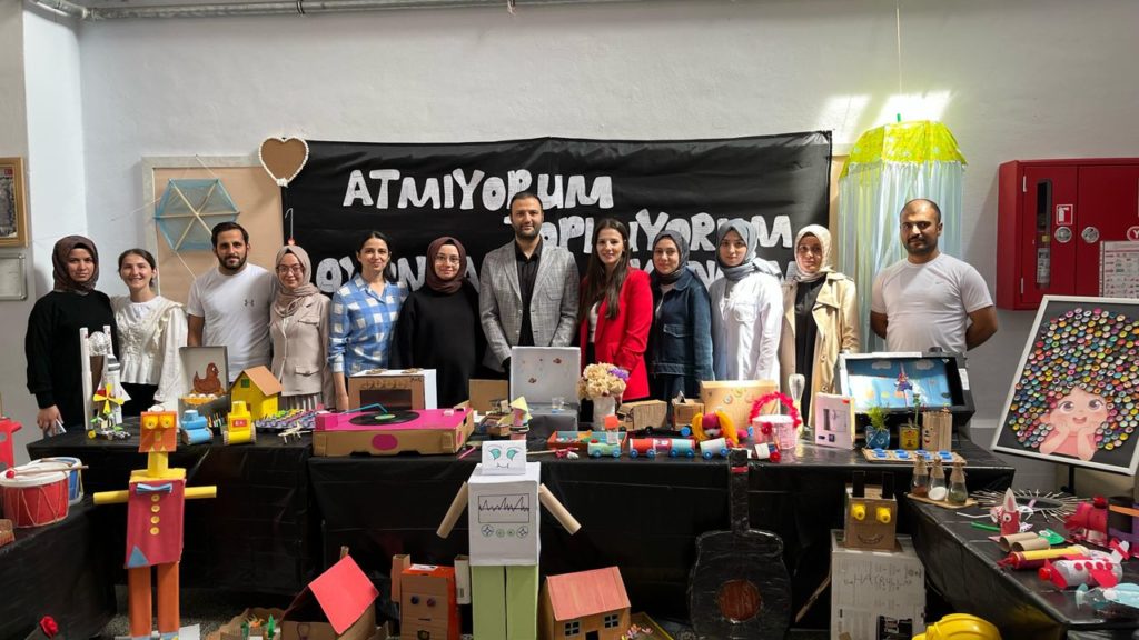 Cumhuriyet İlkokulu Öğrencilerinden Geri Dönüşüm Sergisi