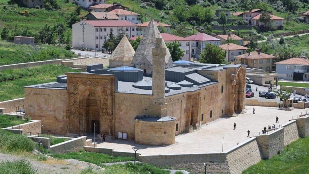 Divriği Ulu Cami ve Darüşşifası’nda Gözlemlenen Gölge Olayı Turistlerin İlgi Odağı Oldu