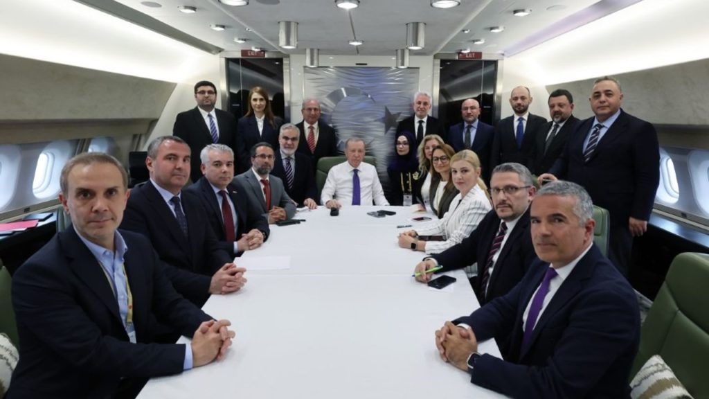 Erdoğan, Avrupa Siyasi Topluluğu Zirvesi’nden Dönerken Gazetecilere Açıklamalarda Bulundu