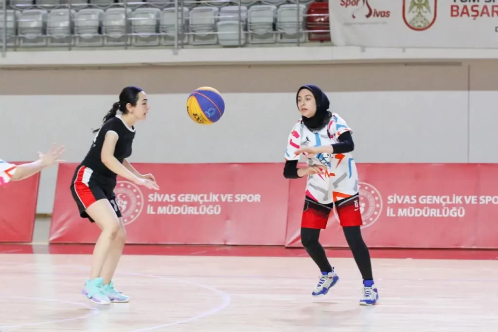 Sivas’ta 19 Mayıs Atatürk’ü Anma ve Gençlik Haftası Etkinlikleri Kapsamında Basketbol Turnuvası Başladı