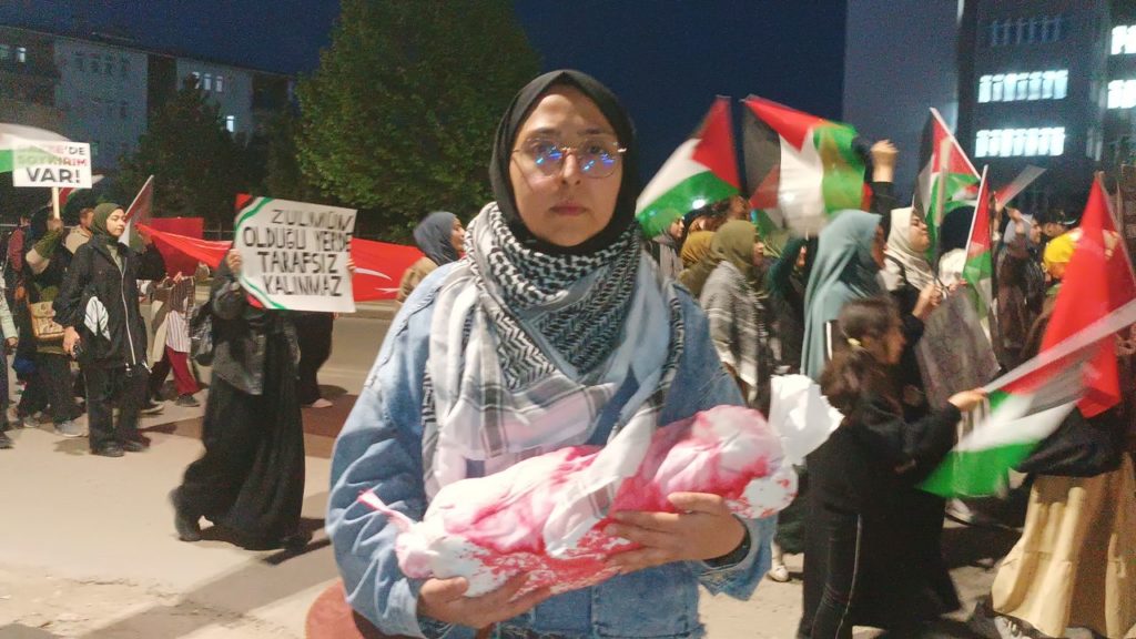 İsrail’in Katliamlarına Karşı Öğrencilerden Kanlı Bebekli Protesto