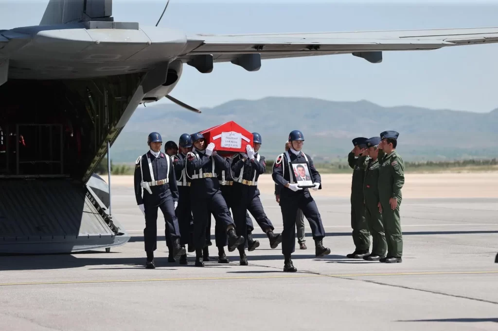 Ankara’da Görev Esnasında Düşerek Şehit Olan Jandarma Astsubay Emre Polat’ın Cenazesi Sivas’ta Toprağa Verildi