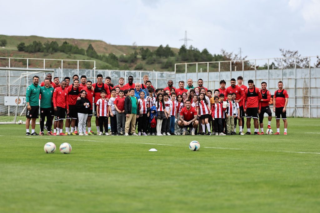 Sivasspor’a Miniklerden Destek: Antrenmana Moral Desteği