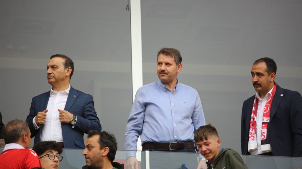 Sivasspor Taraftarıyla Buluşan Salih Ayhan Maçı Locadan İzledi