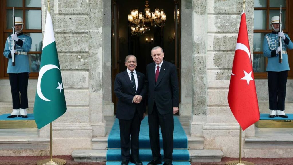 Pakistan Başbakanı Şahbaz Şerif ile Cumhurbaşkanı Erdoğan’ın İstanbul Buluşması