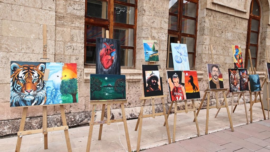 Selçuk Anadolu Lisesi Öğrencileri TÜBİTAK 4006 Bilim Fuarında Sergiledi