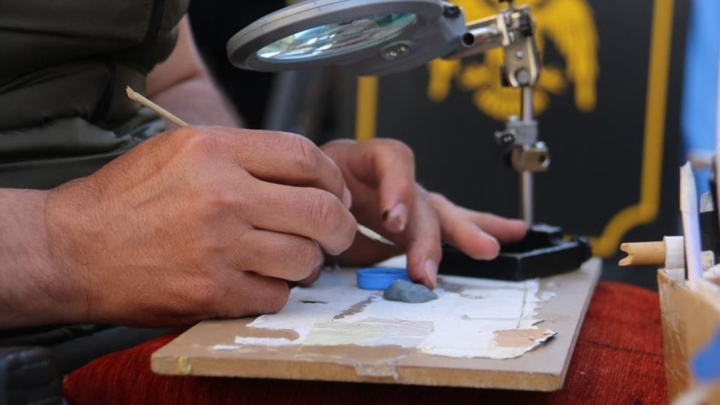 Selçuk Yıldız’dan Sivas’ın Tarihi Mekânlarını Pirinç Tanelerine İşleyen Sanat: Kişiye Özel Takılar ve Hediyeler