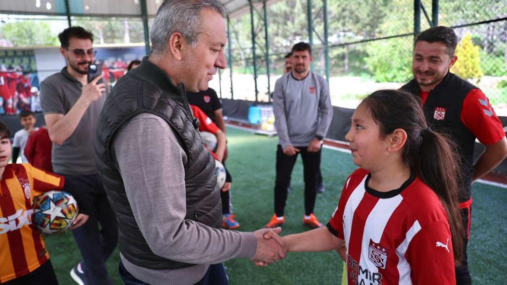 Sivas Belediye Başkanı Adem Uzun, Çayboyu Spor Kulübü’nü Ziyaret Etti