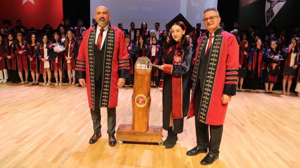 Sivas Cumhuriyet Üniversitesi İletişim Fakültesi Mezuniyet Töreni Coşkuyla Gerçekleştirildi