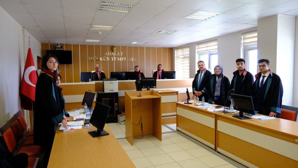 Sivas Cumhuriyet Üniversitesi’nde Farazi Dava ve Duruşma Yarışması Heyecanı