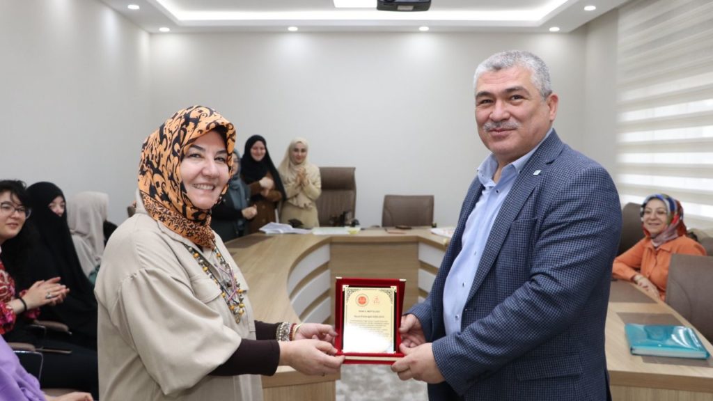 Sivas Müftüsü Ahmet Celalettin Altunkaya, Dr. Fatmagül Saklavcı’ya Plaket Takdim Etti