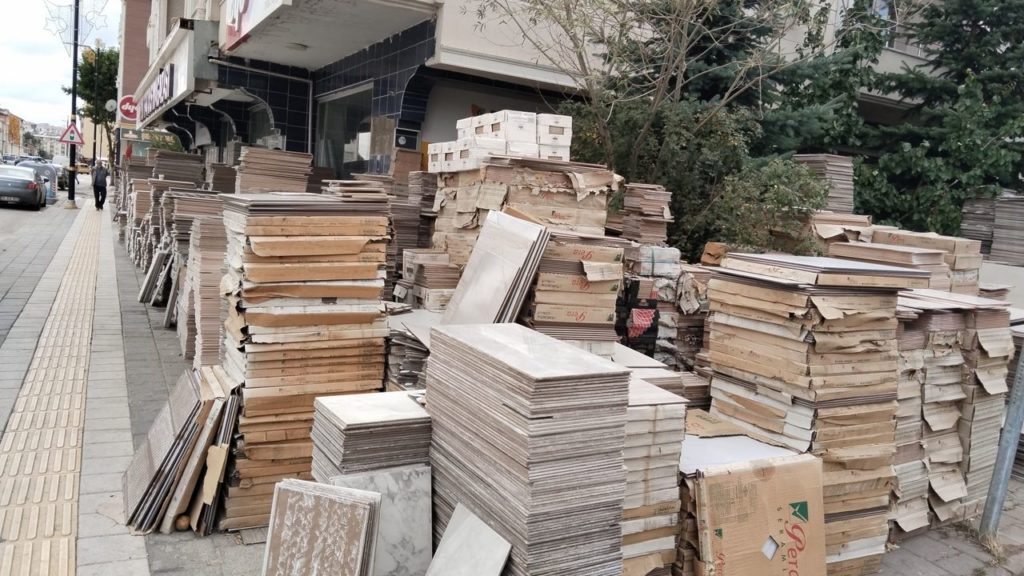 Sivas’ta Kaldırım İşgali Sorunu Giderek Büyüyor