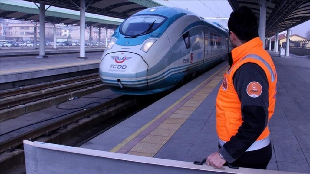 Uraloğlu: Yolcu Yoğunluğu Olan Garlarımıza ‘Turuncu Masa’ Hizmetiyle Destek Sağlıyoruz