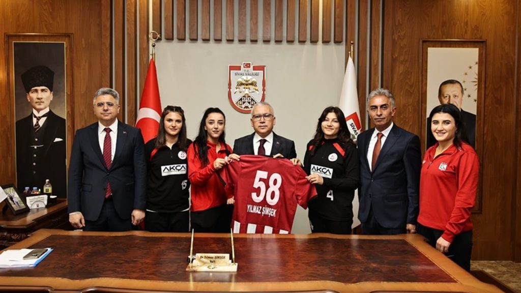 Vali Yılmaz Şimşek, Kadın Futbol Takımını Ağırladı