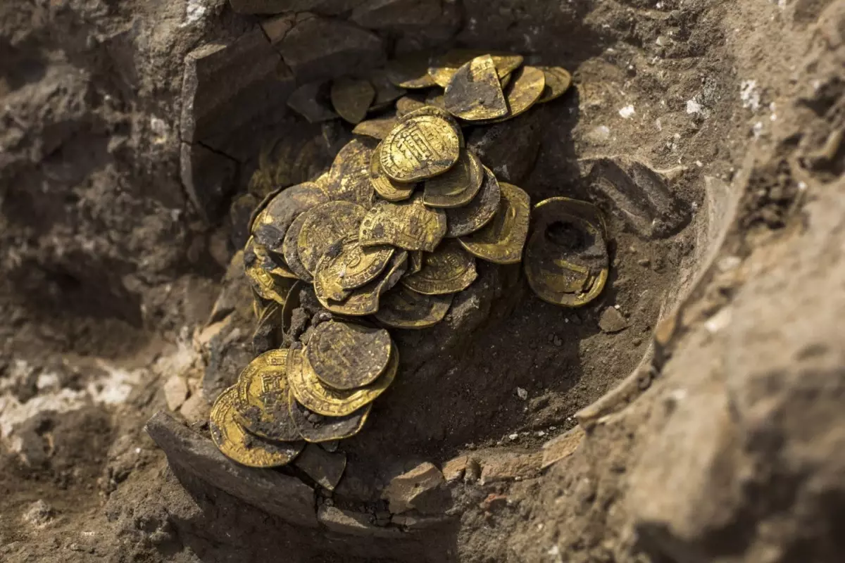 Belçika’da Eski Evin Gizemli Hazineyi Bulan İşçileri Yargılanıyor