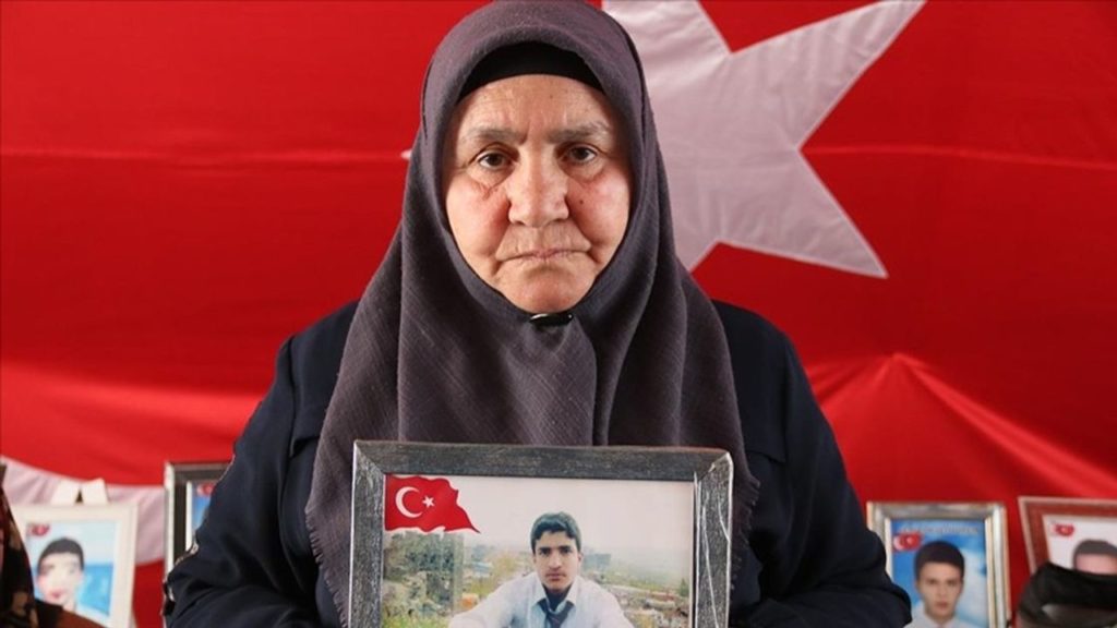 Dağa Kaçırılan Çocuklar İçin Diyarbakır Anneleri Oturma Eylemini Sürdürüyor