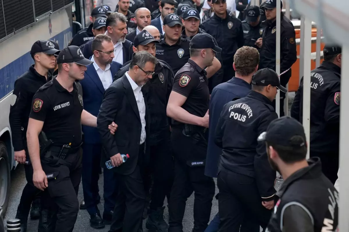 İçişleri Bakanlığı’ndan CHP’li Belediyelere Operasyon: 38 Gözaltı, 22 Tutuklama