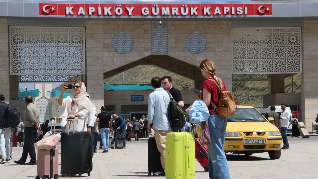 İranlılar, İsrail Saldırısı Sonrası Kara Yolunu Tercih Ediyor