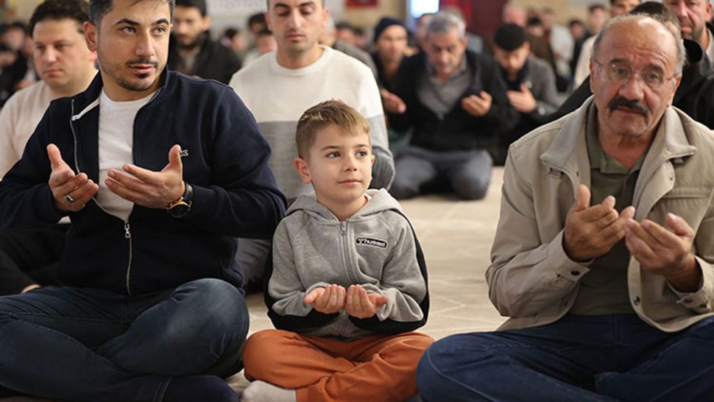 İstanbul’da Bayram Namazı Coşkusu ve Camilerdeki Yoğunluk