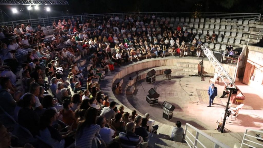 İzmir’de Tiyatro Rüzgarı Esti: Sanat ve Dayanışma Bir Arada