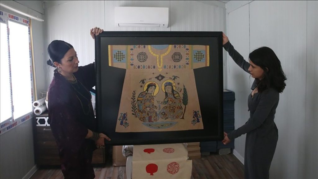 Kadın Sanatçı Selda Bayazıt’tan Tılsımlı Gömlek Sanatıyla Kültürel Mirasın Yaşatılması